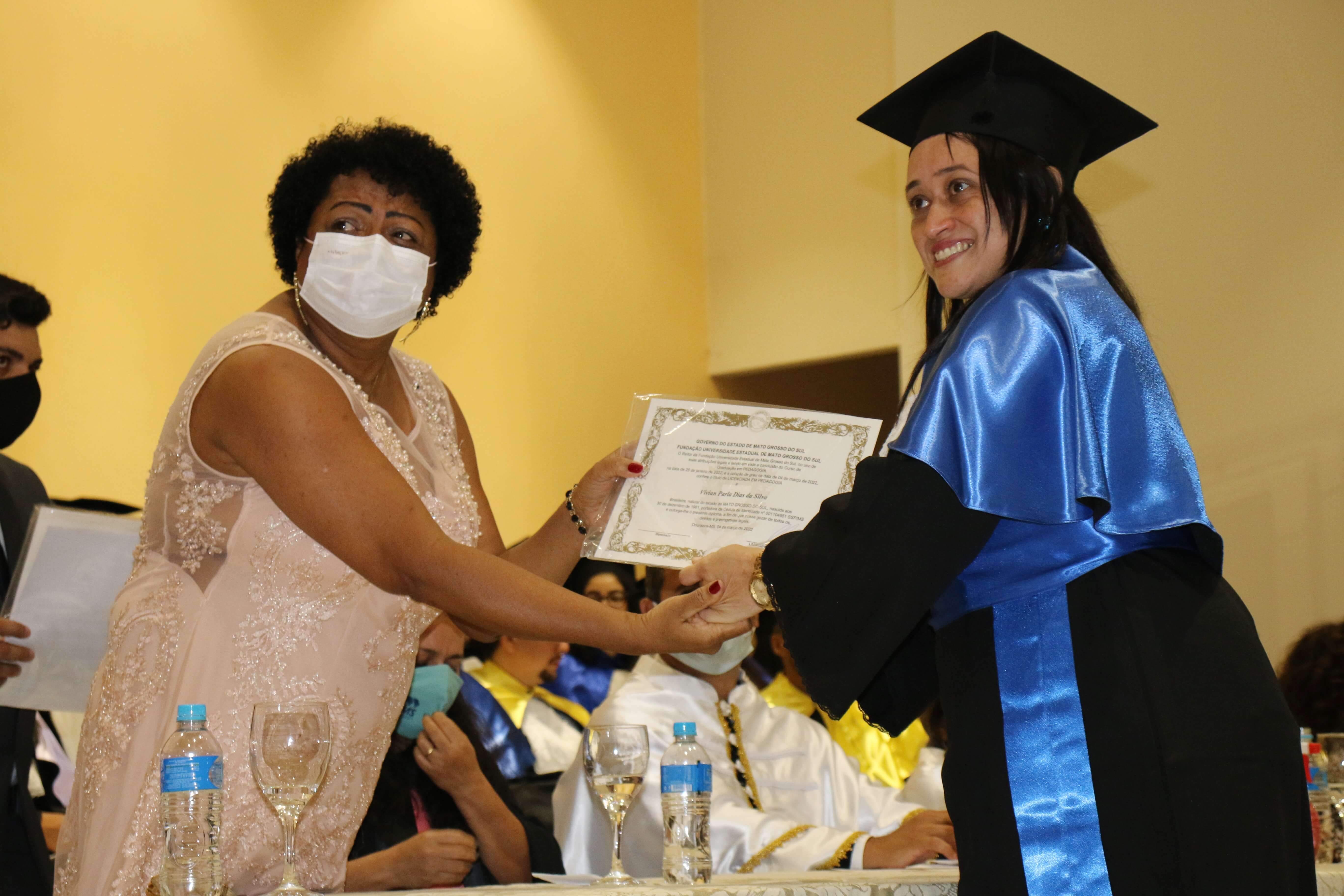 Profª Maria José de Jesus Alves Cordeiro entregando o diploma a Vivian Parla Dias da Silva